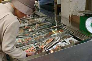 今晩のおかずを買える魚屋