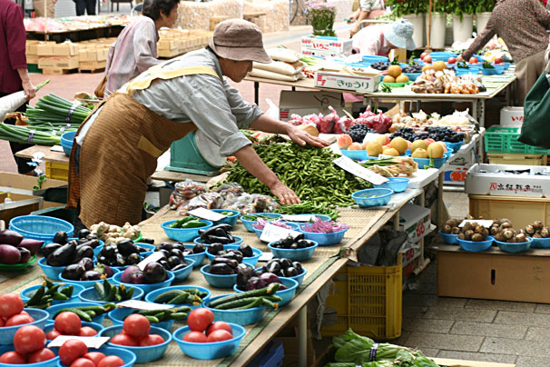 路上の八百屋