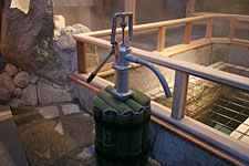村杉ラジウム温泉の井戸ポンプ