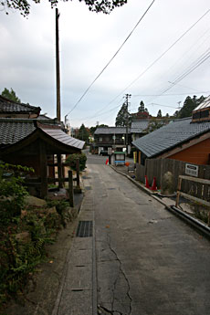 ゆるやかな坂道が多い村杉温泉の景色